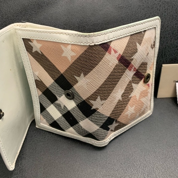BURBERRY Nova Printed Stars Wallet with ID Window - Picture 16 of 17